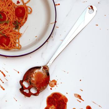 Schädel-Servierlöffel – Edelstahl-Löffel mit Totenkopf-Design - benutzt mit Sauce